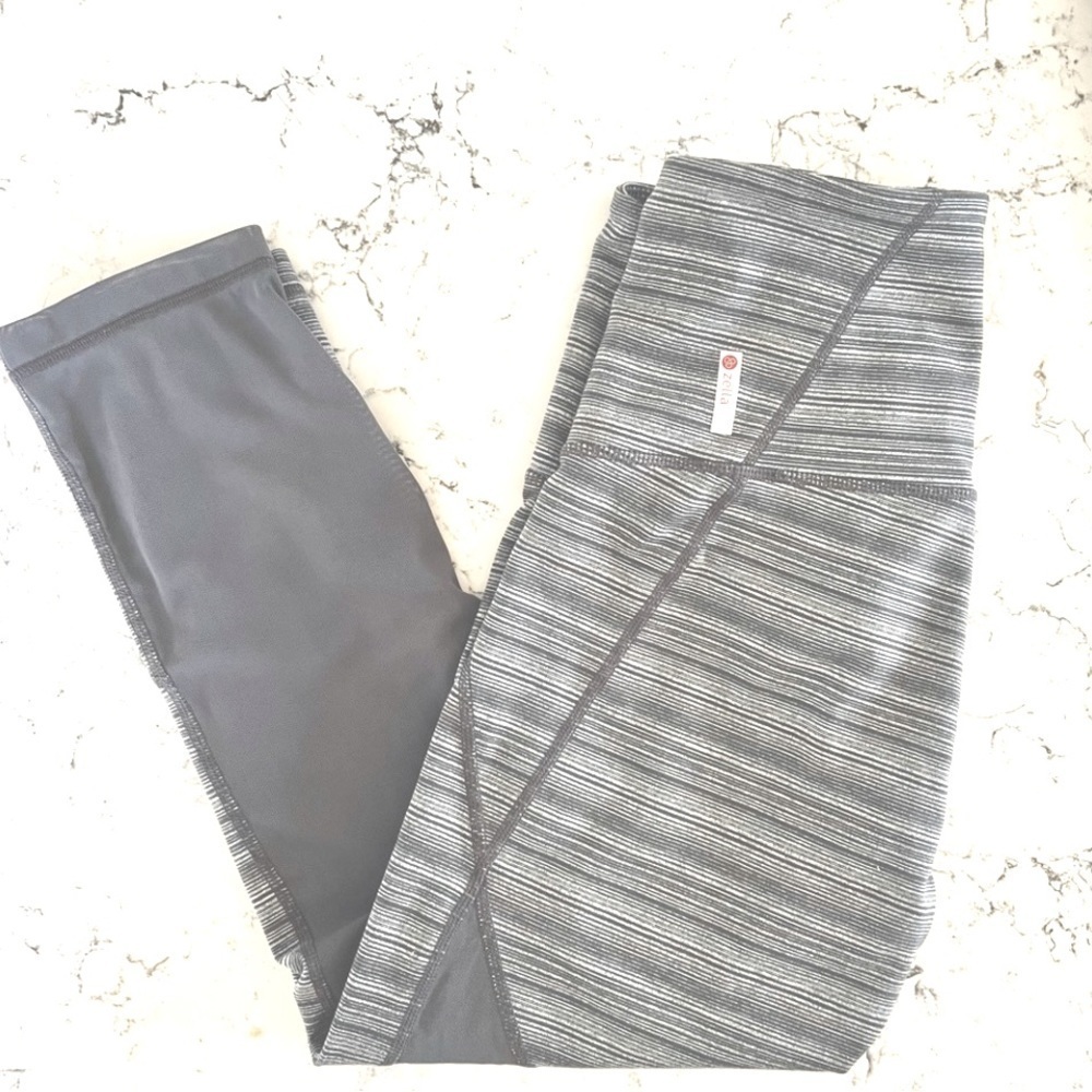 Zella High Rise Gray Space Dye
Capri Leggings Women’s Small stripes